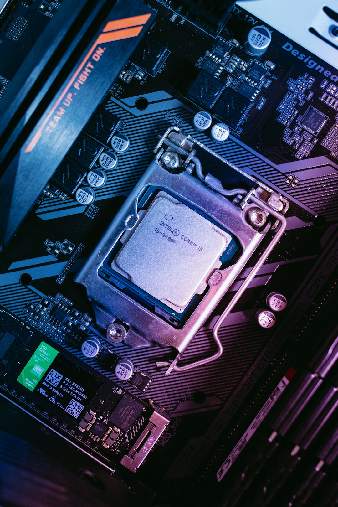 computer-motherboard-with-cpu-installed-7dqfkh10ixw